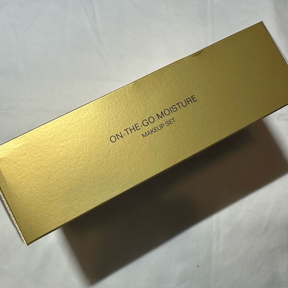Chanel On The Go Moisture Gift Set - Picture 4 of 12